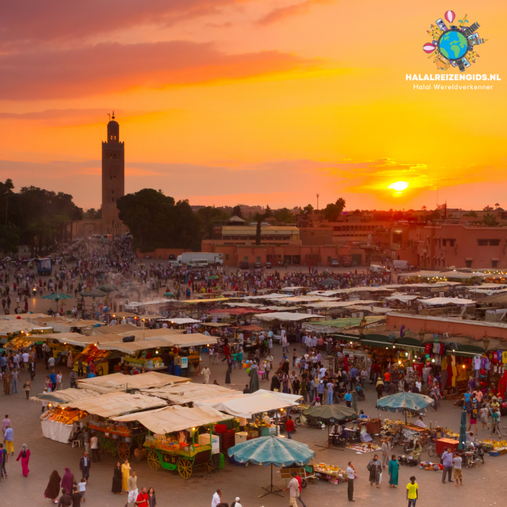 Lokale markt bij zonsondergang, ideaal voor culturele halalvakanties, aanbevolen door Halalvakantiegids.nl.