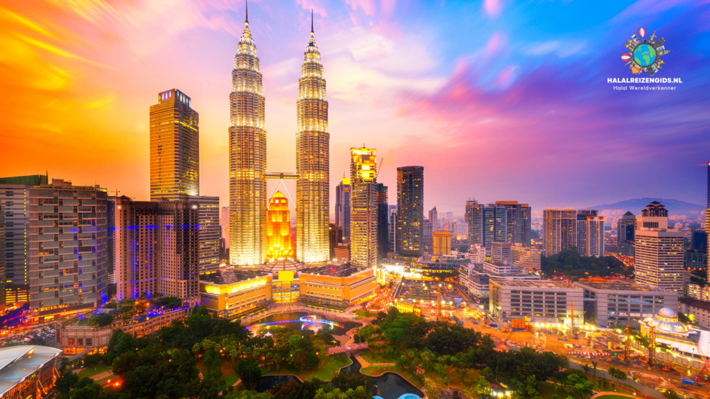 Skyline van Kuala Lumpur bij zonsondergang met de Petronas Twin Towers - een populaire halal reisbestemming in Maleisië.