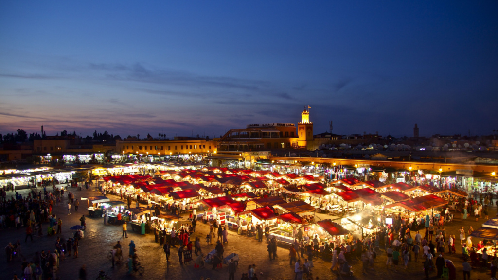 Nachtelijke sfeer op het Djemaa el Fna-plein in Marrakech, Marokko – een iconische bestemming voor halal reizen.