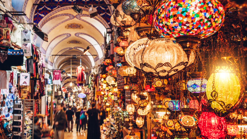 Kleurrijke lantaarns en marktkraampjes in de Grote Bazaar van Istanbul – een populaire halal bestemming in Turkije.