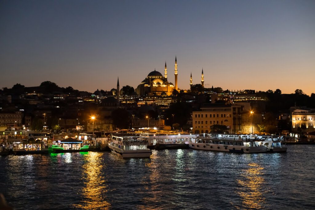 Süleymaniye Moskee 's nachts, een halal bestemming voor moslimreizigers in Istanboel.