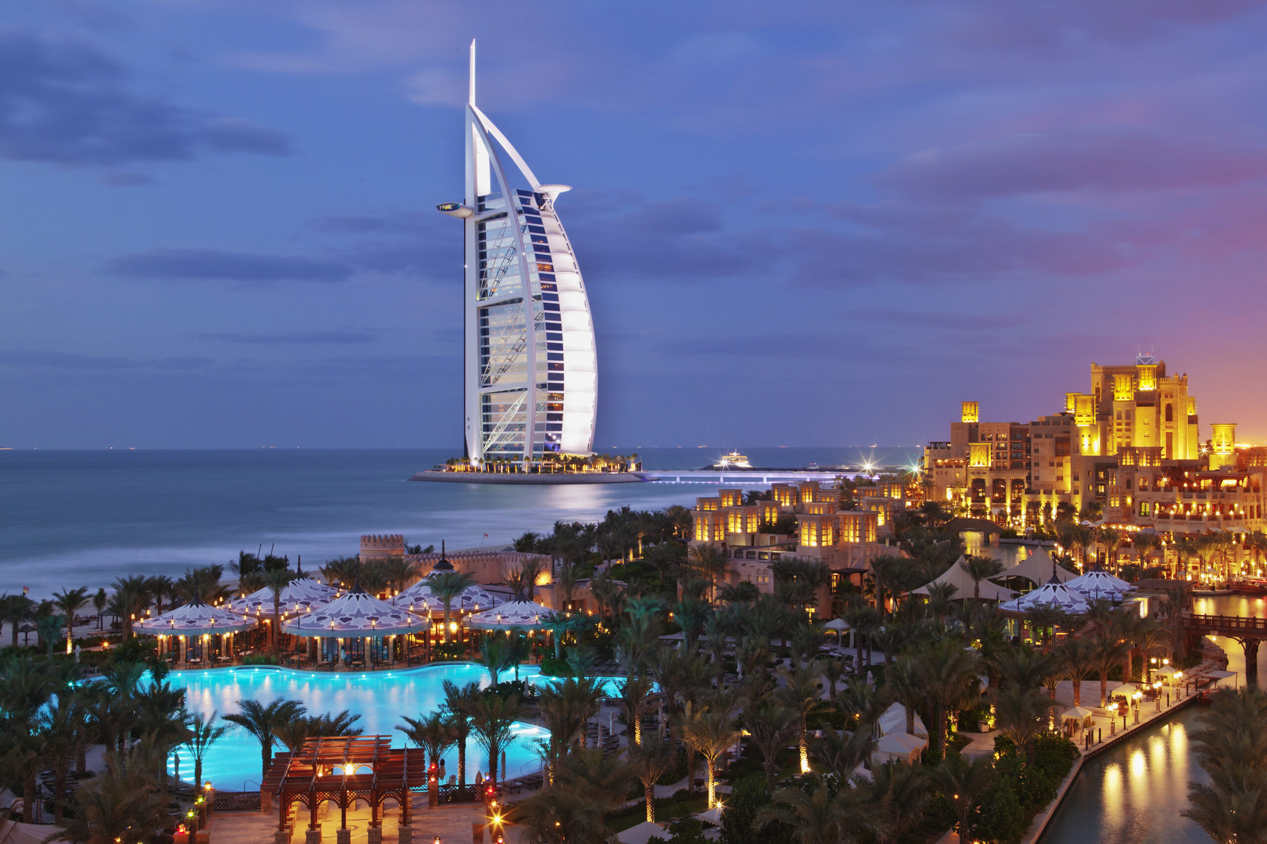 Burj Al Arab met een prachtig kanaal en palmbomen in Dubai, een populaire halal vakantiebestemming.