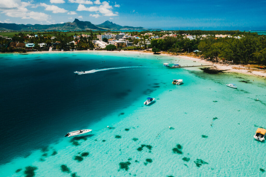 Luchtfoto van de oostkust van een tropisch eiland, perfect voor een halalvriendelijke vakantie