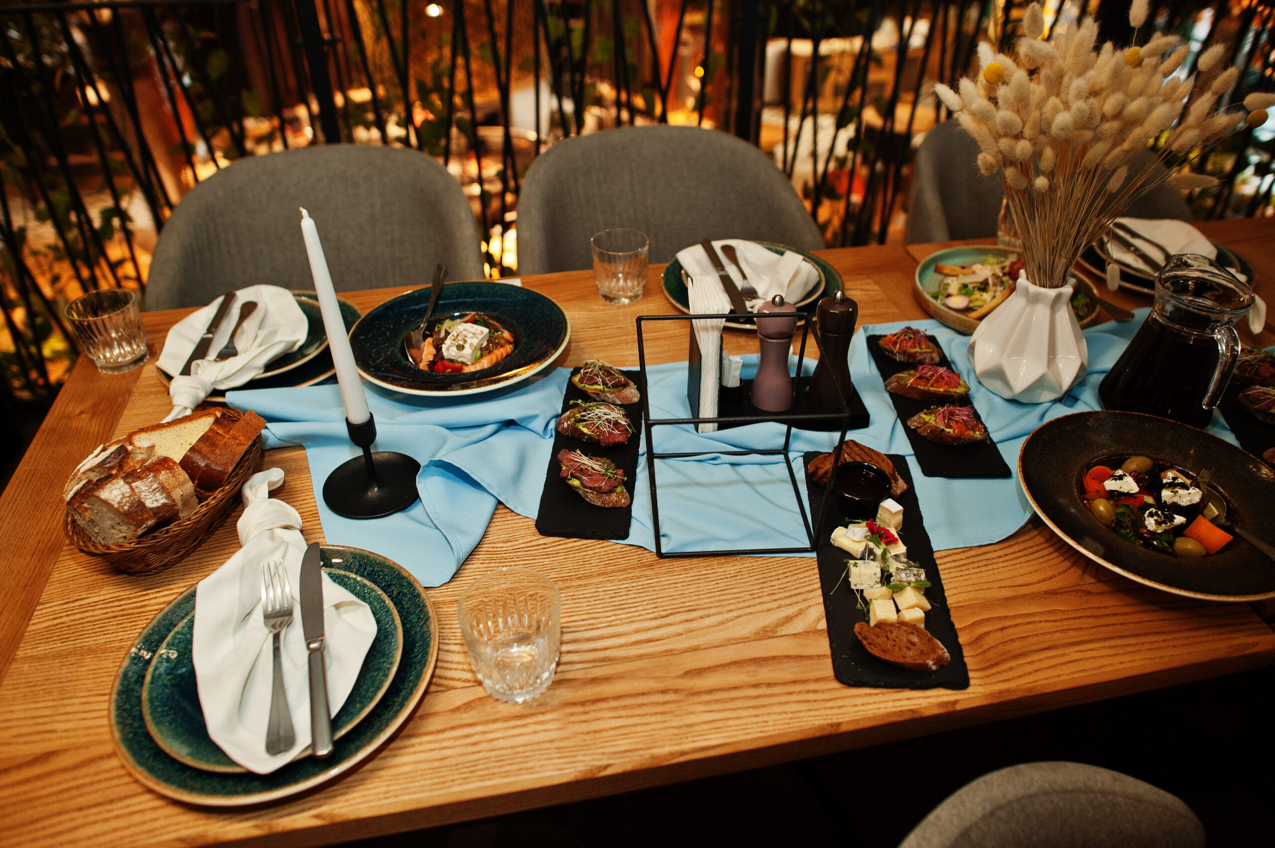 Elegant gedekte tafel met halal voorgerechten en luxe eetervaring in een restaurant in Dubai.