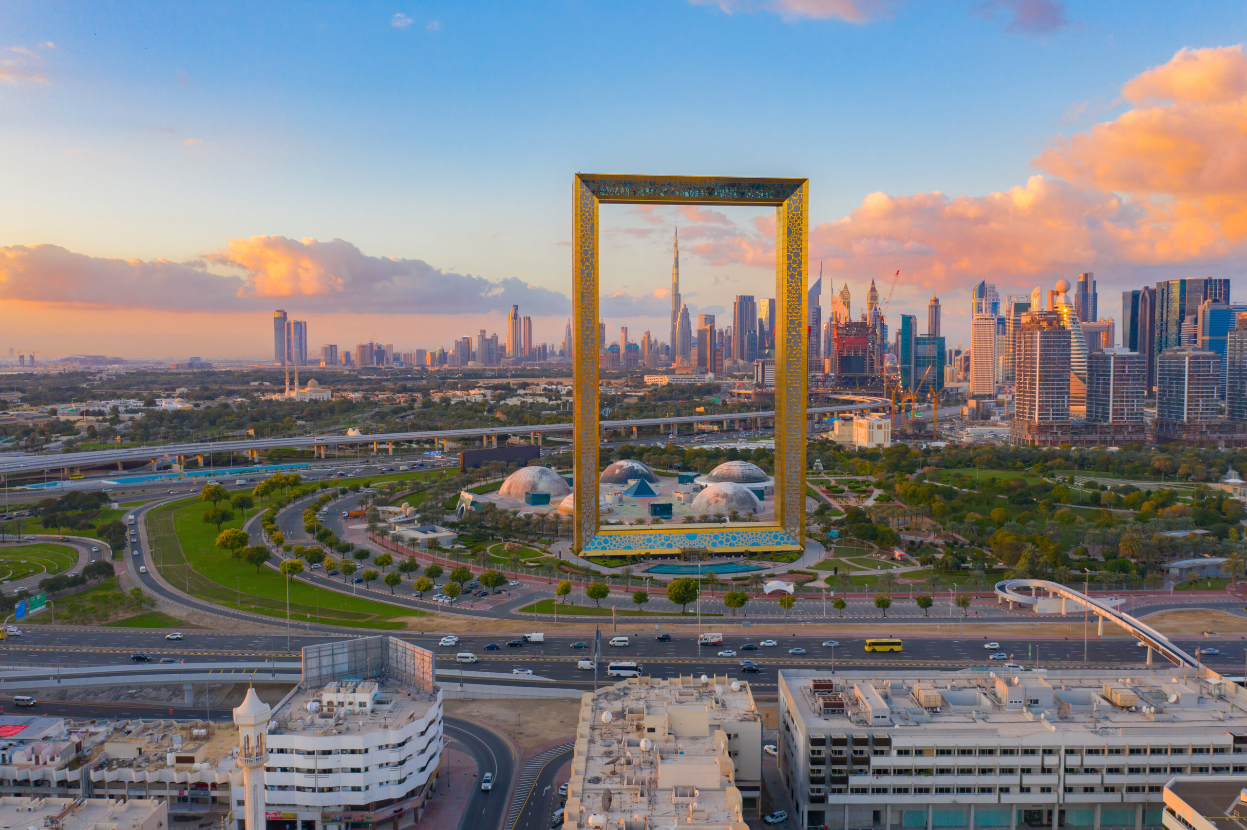 Dubai Frame met uitzicht op de skyline van Dubai bij zonsondergang, ideaal voor een halalvriendelijke reiservaring.