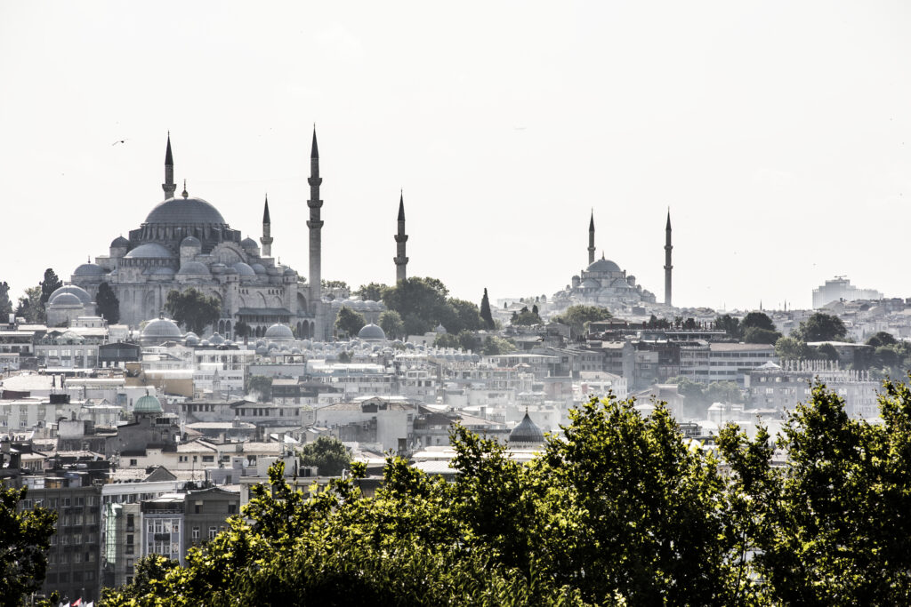 Skyline van Istanbul met de Hagia Sophia en Blauwe Moskee, een topbestemming voor halal reizen in Turkije.