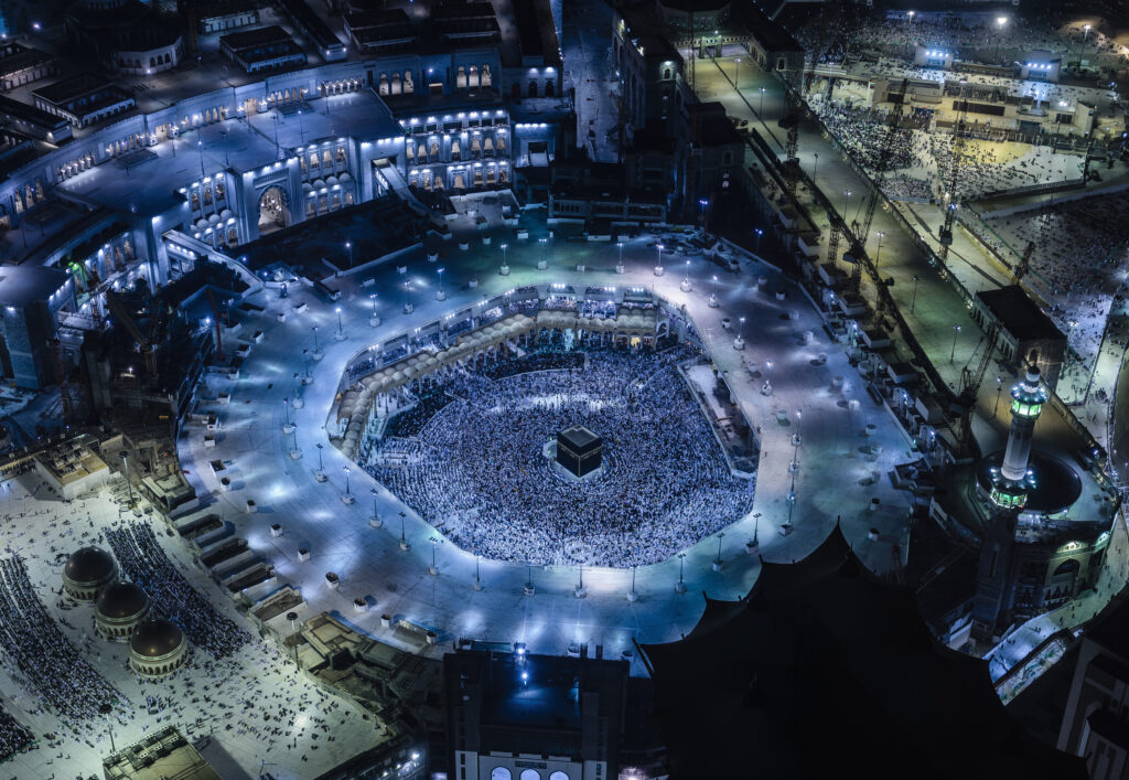 Luchtfoto van de Grote Moskee in Mekka met de Ka'aba, verlicht in de nacht tijdens de hadj.