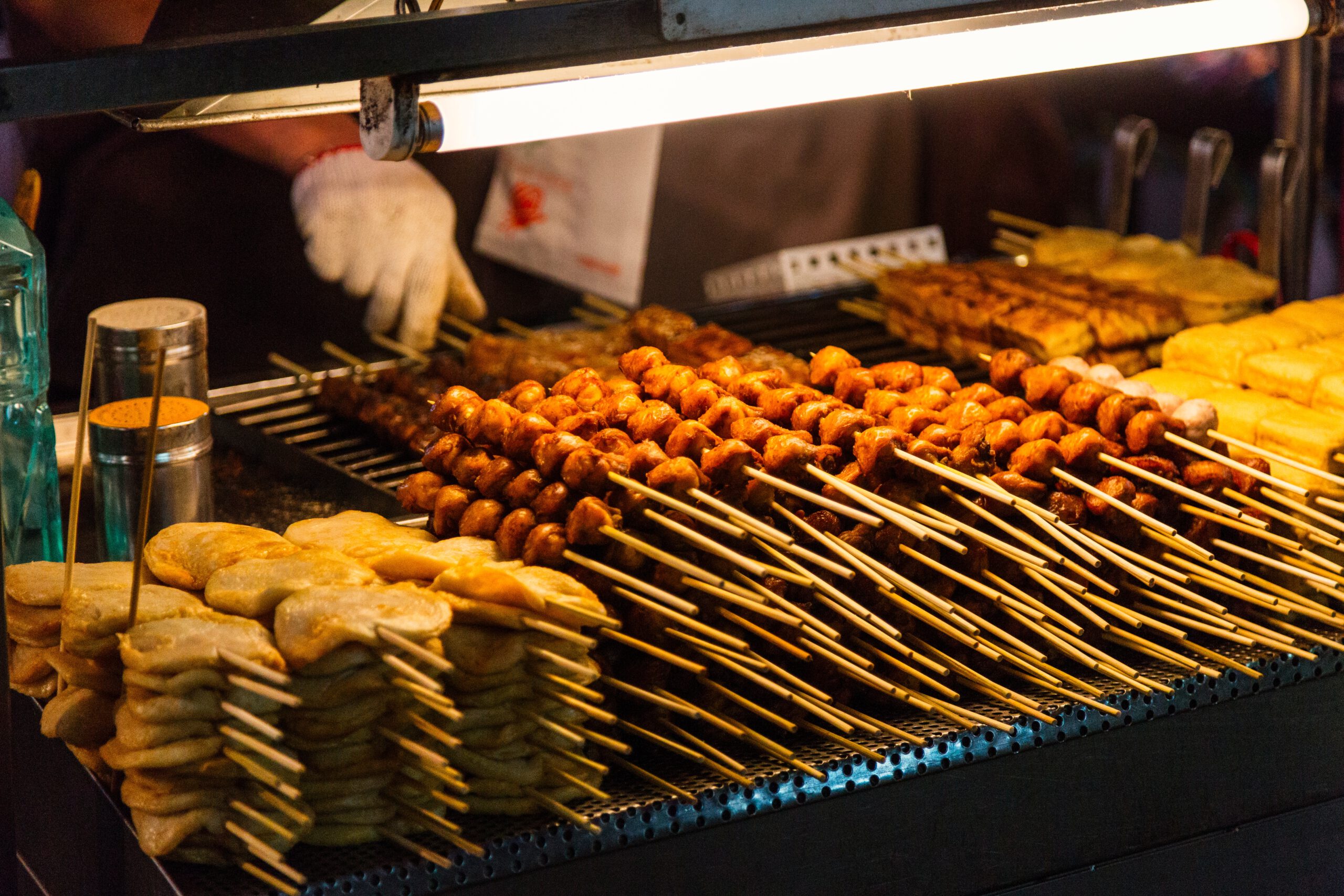 Gegrilde halal kip- en vleesspiesjes, samen met platbrood, geserveerd op een streetfoodmarkt in Dubai.