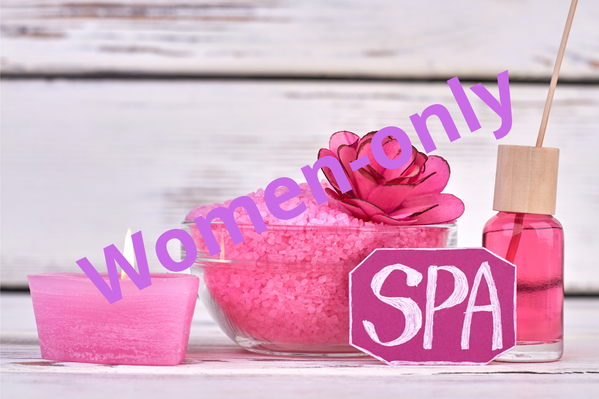 Roze spa-accessoires met badzout en kaars, bedoeld voor een women-only spa binnen een halal resort.