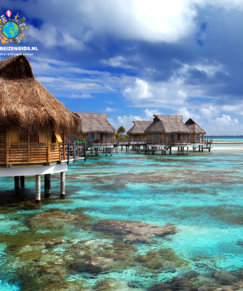 Malediven waterbungalows bij helderblauw water, ideaal voor een ontspannende halal vakantie.