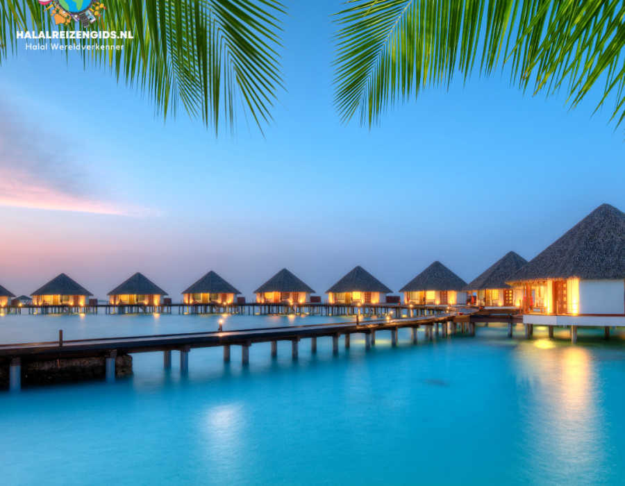 Waterbungalows op de Malediven bij zonsondergang - een serene halal vakantiebestemming.