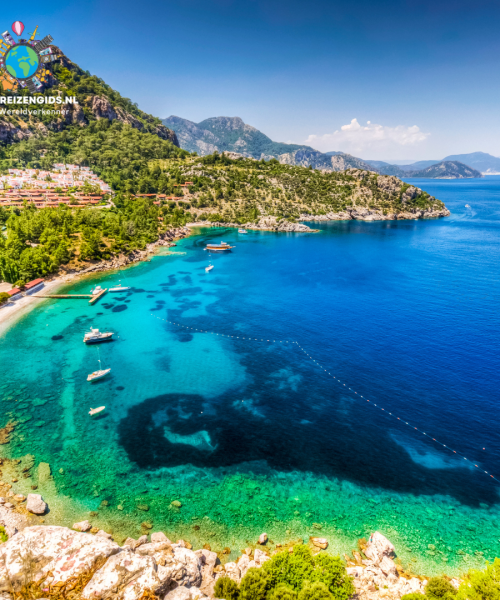 Helderblauw water en stranden in Marmaris, Turkije, een ideale plek voor een halal vakantie.