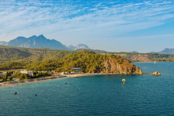 Serene kustlijn in Turkije met bergen op de achtergrond, perfect voor een halal vakantie.