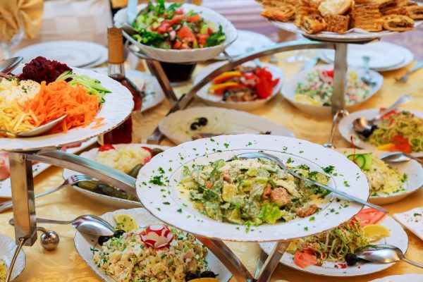 Halal buffet met diverse salades, verse groenten en internationale gerechten in een restaurant in Dubai.